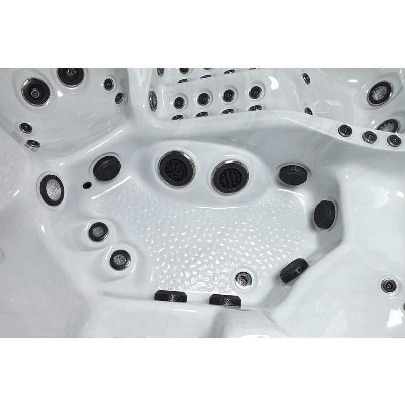 Platinum Spas Maximus Whirlpool – Detailaufnahme des zentralen Fußmassagebereichs mit gezielt platzierten Jets und strukturierter Bodenfläche