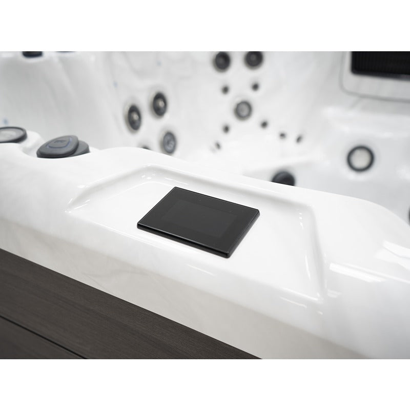 Detailansicht des Balboa Spa Touch 2 Bedienpanels im Platinum Spas Oslo – flächenbündig integriertes Farbdisplay für intuitive Steuerung aller Funktionen.