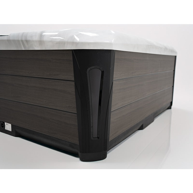 Detailansicht der Seitenverkleidung und Eckgestaltung des Platinum Spas Oslo – hochwertige Wood-Composite-Paneele in edlem Grau mit markantem Designelementen.