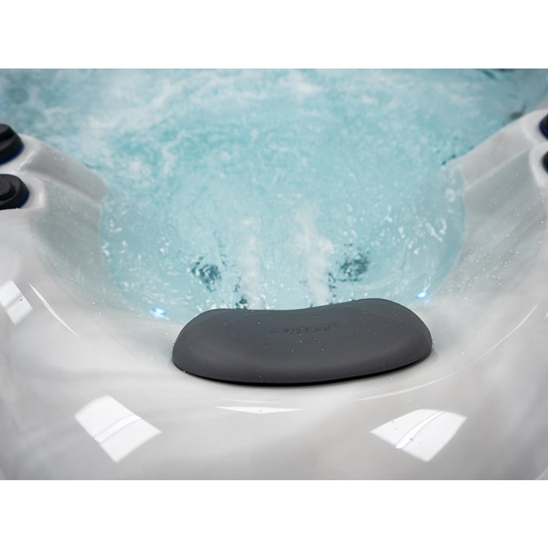 Weiches Kopfpolster im Platinum Spas Oslo Hot Tub, davor sprudelndes Wasser – entspannende Liegeposition mit angenehmer Nackenstütze und aktiver Jet-Massage.