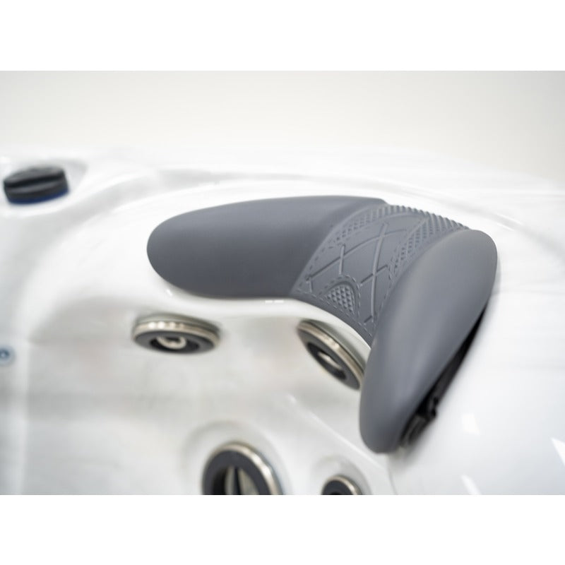 Ergonomisch geformtes Nackenkissen im Platinum Spas Oslo Hot Tub mit strukturierter Oberfläche – darunter gezielt platzierte Massagedüsen für komfortable Schulter- und Nackenentspannung.