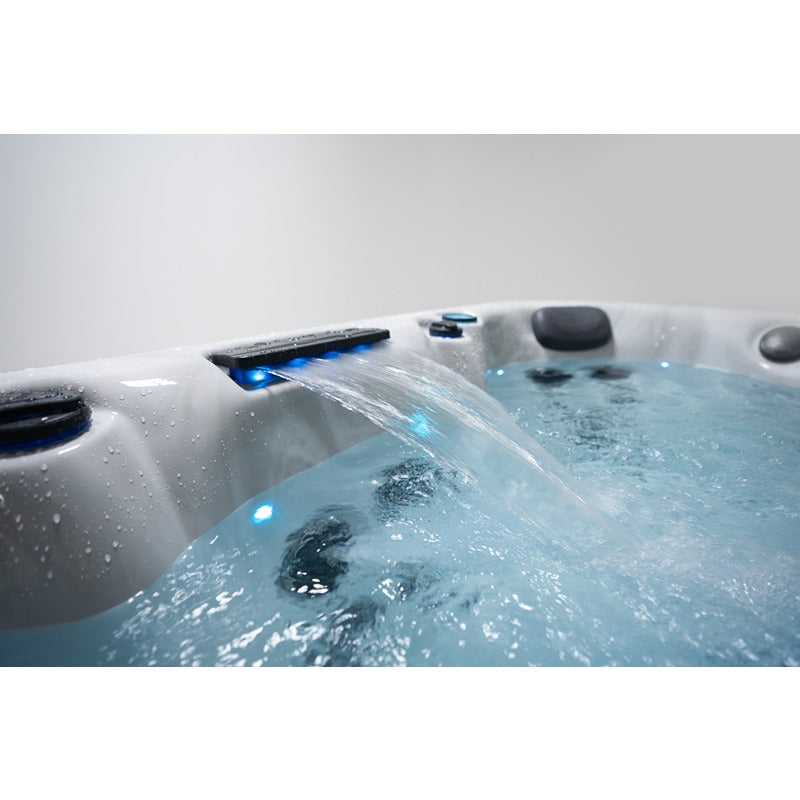 Eleganter Wasserfall mit integrierter LED-Beleuchtung im Platinum Spas Oslo Hot Tub – visuelles Highlight und beruhigendes Wasserspiel für entspannte Momente.