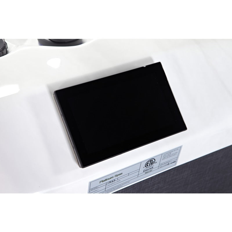 Nahaufnahme des modernen Touchdisplays am Platinum Spas Palermo Luxury Hot Tub – intuitive Steuerung für Temperatur, Licht, Musik und Jet‑Funktionen.