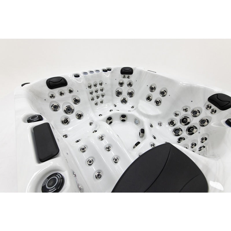 Platinum Spas Palma Whirlpool mit ergonomischem Lounger und vielfältiger Jet-Anordnung im Innenraum