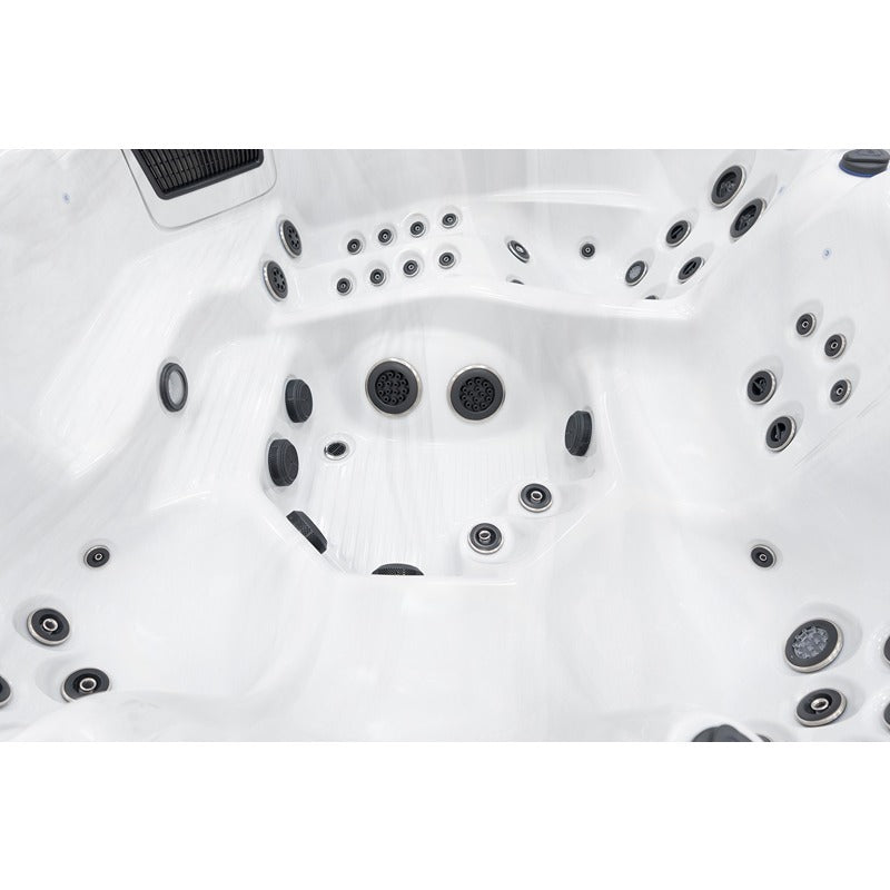Innenaufnahme des Platinum Spas Portofino mit zentralem Fußsprudelbereich und ergonomisch geformten Loungesitzen mit vielfältiger Jet-Ausstattung