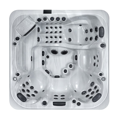 Innenansicht des Platinum Spas Portofino Hot Tubs mit ergonomischer Sitzanordnung und 66 gezielt platzierten Massagedüsen