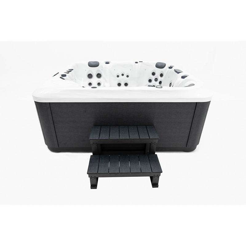 Platinum Spas Portofino Hot Tub mit passender Einstiegstreppe in Frontansicht – komfortabler Zugang zum Wellnessbereich