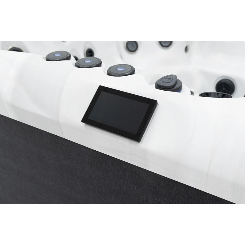 Detailaufnahme des 7-Zoll-Touchscreens am Platinum Spas Portofino Hot Tub zur intuitiven Steuerung von Temperatur, Jets und Beleuchtung