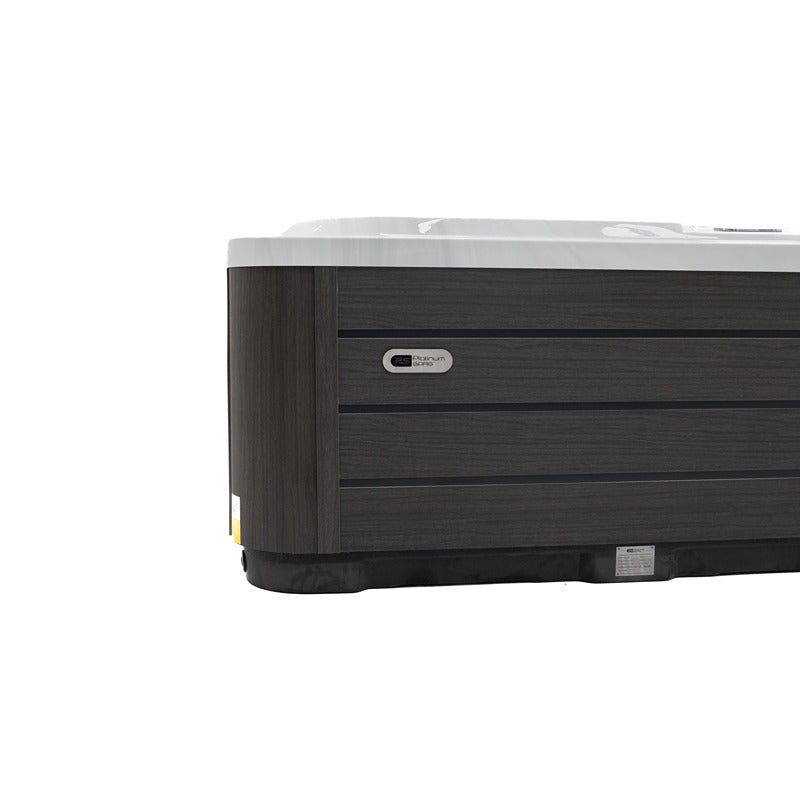 Detailansicht der Seitenverkleidung des Platinum Spas Refresh Whirlpool in dunkler Holzoptik mit Logo-Plakette