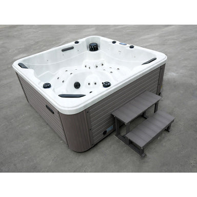 Whirlpool Platinum Spas Happy Deluxe mit 5 Sitzplätzen, moderner Umrandung und ergonomischen Loungern in der Außenansicht.