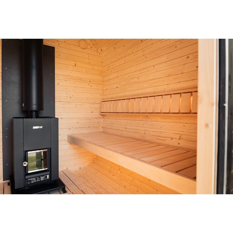 Innenansicht der Ula Large Sauna mit Harvia Saunaofen, Holzverkleidung und breiter Sitzbank aus hellem Holz