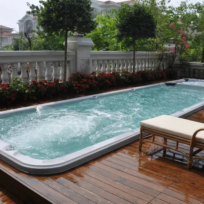Swim Spa oder Pool im Garten mit Holzterrasse und liegen