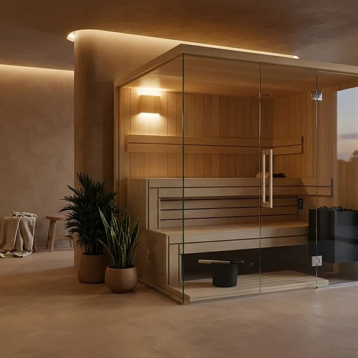 Moderne Heimsauna aus hellem Holz mit Saunaofen und Holzbänken