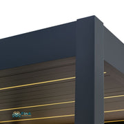 Moderne Gartenpergola mit anthrazitgrauem Aluminiumrahmen und horizontalen Holzlamellen mit integrierten LED-Leuchten