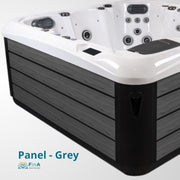 Eckansicht eines weißen JJSpa Alpha 816 Whirlpools mit grauen Holzpaneelen, mehreren Düsen und Bedienfeldern auf der Wanne, für 7 Personen geeignet.