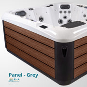 Whirlpool JJSpa Alpha 816 mit weißem Acryl, Holzverkleidung in Grau-Braun und mehreren Düsensystemen an Rückenlehne und Seitenwänden für 7 Personen