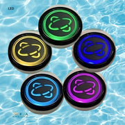 LED-Einbauleuchten für Whirlpool in grün, gelb, blau und magenta mit Planetensymbolen, im Wasser eines JJSpa Alpha 823 Whirlpools für 5 Personen