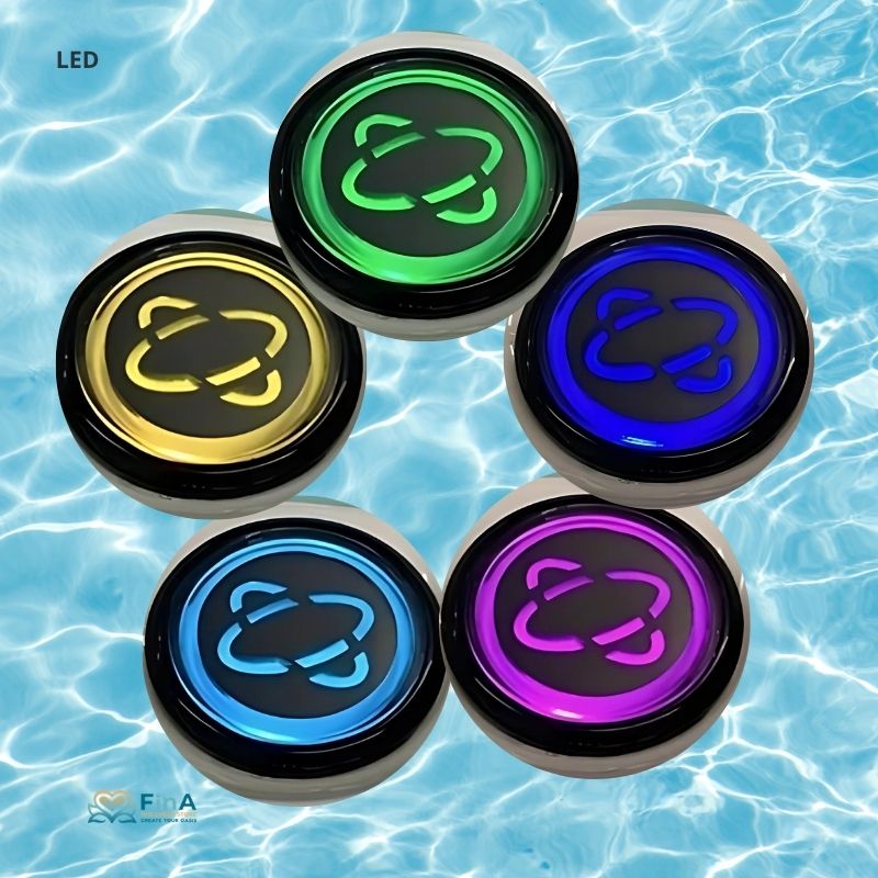 LED-Einbauleuchten für Whirlpool in grün, gelb, blau und magenta mit Planetensymbolen, im Wasser eines JJSpa Alpha 823 Whirlpools für 5 Personen