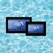 Zwei digitale Steuerungsmodule des JJSpa Alpha 823 mit Display zeigen die Temperaturanzeige von 90 Grad über Wasseroberflächenmuster im Hintergrund