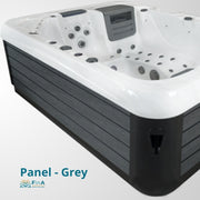 Weißer JJSPA Alpha 821 Whirlpool für 3 Personen mit grauem Panel, Massagedüsen und moderner ergonomischer Formgebung von oben fotografiert