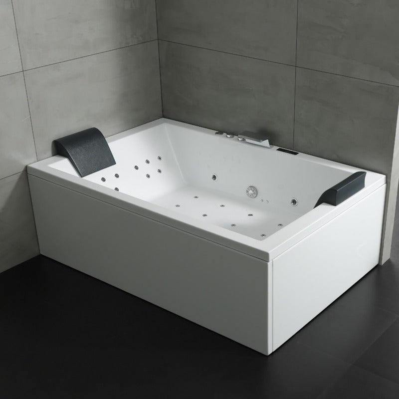 Rechteckige Whirlpool-Badewanne EAGO AWT GE120TSL in Weiß mit integrierten Massagedüsen, schwarzen Armlehnen und grauem Kopfkissen in modernem Badezimmer