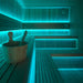  Stimmungsvolle Sauna-Ambiente mit türkisblauer LED-Beleuchtung und Holzstruktur aus Hemlock