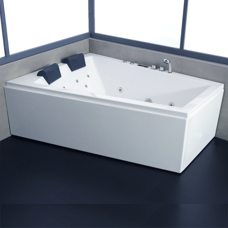 Weißer rechteckiger Whirlpool EAGO GE105E mit Massage-Düsen, zwei blauen Kopfkissen und Chrom-Armaturen in moderner Badezimmerumgebung