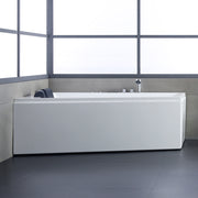 Moderne weiße Whirlpool-Badewanne EAGO GE105E in geräumigem Badezimmer mit großen Fenstern, Armaturen und dunklem Boden sichtbar