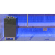 Moderne Sauna mit schwarzer Verkleidung und blauer LED-Beleuchtung in minimalistischem Design, bestückt mit Saunasteinen auf der Oberseite