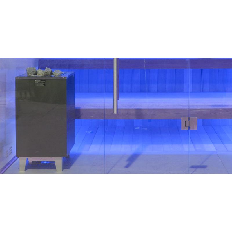 Moderne Sauna mit schwarzer Verkleidung und blauer LED-Beleuchtung in minimalistischem Design, bestückt mit Saunasteinen auf der Oberseite