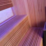 Innenansicht der EAGO AWT E1244A Sauna aus roter Zeder mit Holzbänken, blauer LED-Beleuchtung und Saunawänden mit vertikalen Lamellen