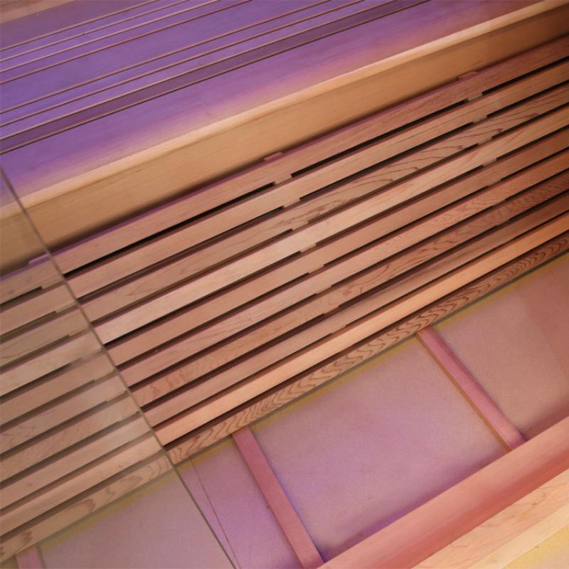 EAGO AWT E1244A Sauna Innenansicht mit roten Zedernholzbänken und violetter Infrarotbeleuchtung