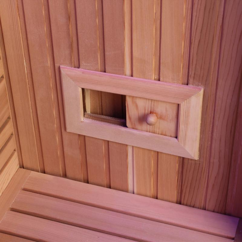Holzfenster mit Schieberegler an der Innenseite einer Zedernholz-Sauna, vertikale Bretter in warmen Rottönen sichtbar