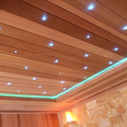 Saunadecke aus roter Zeder mit eingebauten LED-Spotlights und grüner Umrandungsbeleuchtung in der EAGO AWT E1400B Sauna