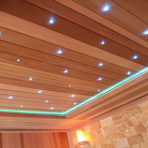 Saunadecke aus roter Zeder mit eingebauten LED-Spotlights und grüner Umrandungsbeleuchtung in der EAGO AWT E1400B Sauna