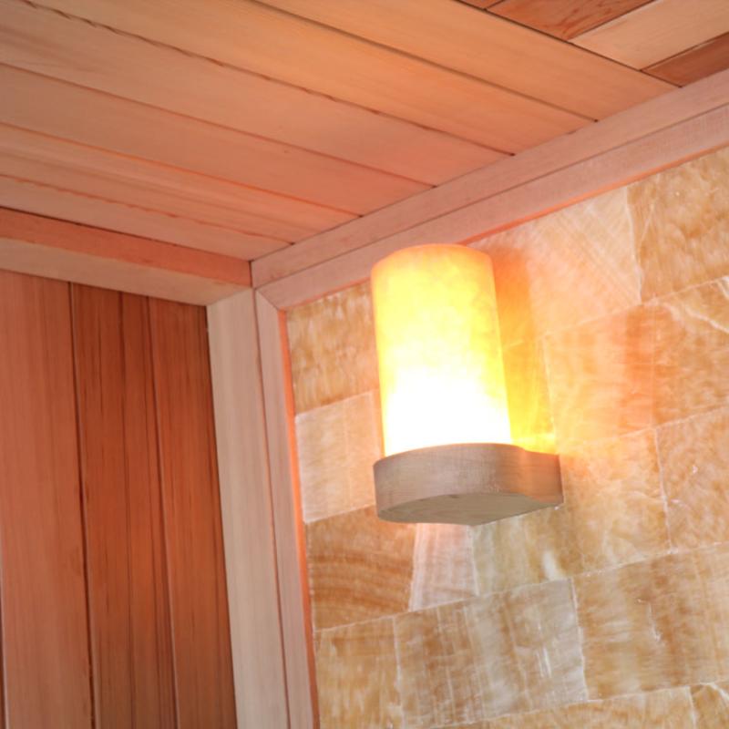Infrarotsauna-Interieur mit beleuchteter Himalaya-Salzwand und warmweißem Deckenleuchte, Zederholz-Verkleidung in der EAGO AWT E1400B Sauna