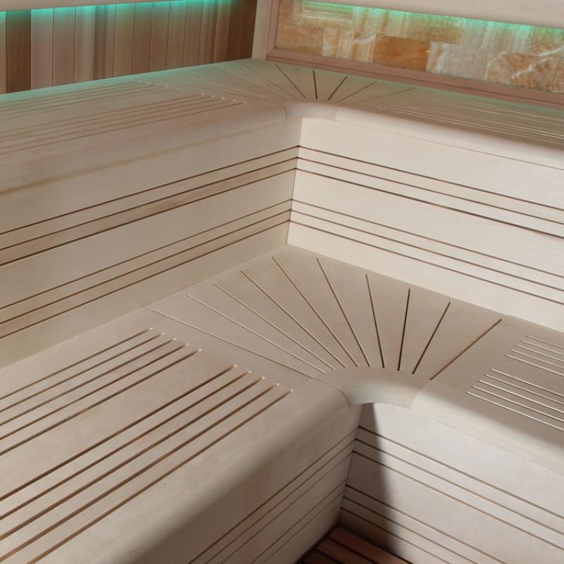 Innenansicht der EAGO AWT E1400B Sauna mit heller Zedernholz-Ausstattung, Saunabänken und radialen Lüftungsschlitzen in der Decke
