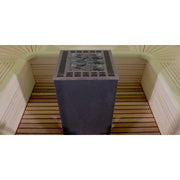 Saunaofen mit glühenden Steinen in klassischer Sauna mit Holzbänken aus roter Zeder