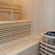 Innenansicht der EAGO AWT E1801A Sauna aus Pinienholz mit Bänken, Kübel und Kelle, moderner Saunaofen sichtbar