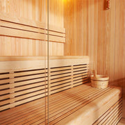 Innenraum einer EAGO AWT E1801XL Sauna aus hellem Pinienholz mit Sitzbänken und Rückenlehnen, Saunastein-Eimer sichtbar
