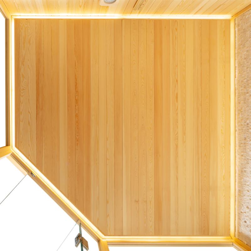 Innenansicht der EAGO AWT E1811B Sauna aus hellem Pinienholz mit vertikalen Holzpaneelen, LED-Beleuchtung und Holzrahmen für 2-4 Personen
