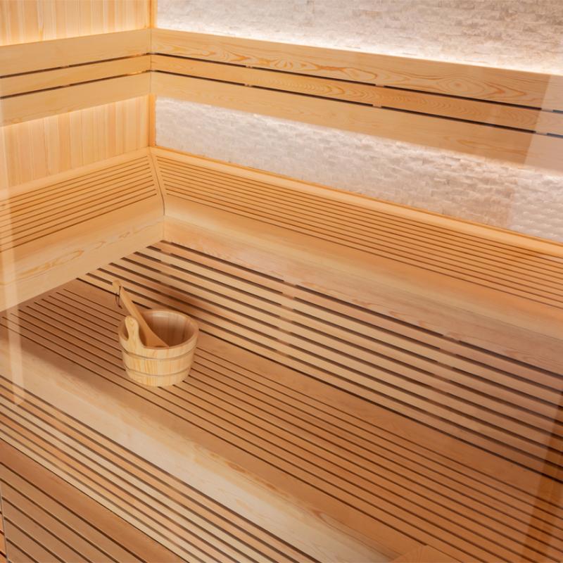 Innenansicht der EAGO AWT E1812A Sauna mit Pinienholzbänken, Holzwände und Saunakübel auf der unteren Bank