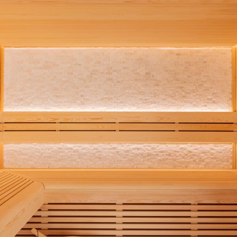 Blick in die helle Pinie-Holz-Sauna EAGO AWT E1812A mit zwei großen Fenster-Paneelen und Holzbanksitze, Saunainnenraum aus hochwertigem Nadelholz