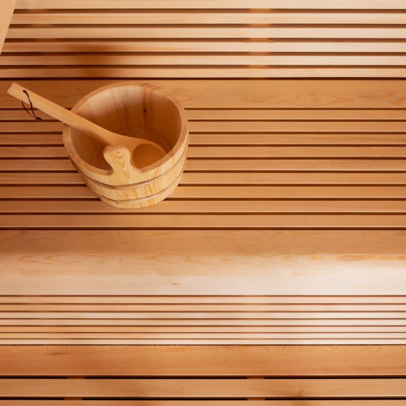 Holzeimer mit Schöpfkelle auf Saunabanken aus Pinienholz, passend zur AWT E1812B Sauna