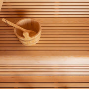 Holzeimer mit Kelle auf Saunabänken aus heller Pinie in der EAGO AWT E1812C Sauna