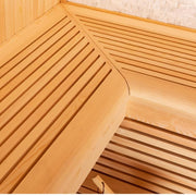 Detailaufnahme der Holzbänke und Deckenverkleidung einer Saunakabine aus hellem Pinienholz mit parallel verlaufenden Lamellen