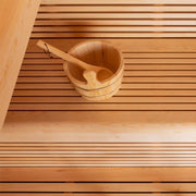 Saunaholzeimer aus Holz mit Schöpfkelle auf Saunabank der EAGO AWT E1813C Piniensauna