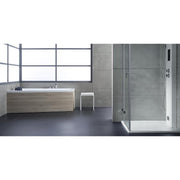 Modernes Badezimmer mit EAGO Whirlpool-Badewanne Holzoptik links und begehbarer Dusche mit Glastür rechts, Betonfliesenwand und Industrial-Rahmen oben