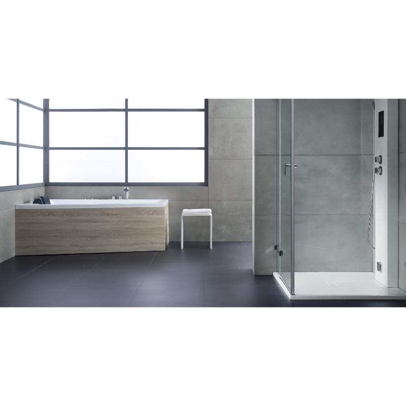 Modernes Badezimmer mit EAGO Whirlpool-Badewanne Holzoptik links und begehbarer Dusche mit Glastür rechts, Betonfliesenwand und Industrial-Rahmen oben