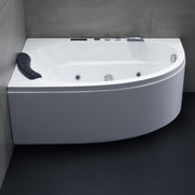 Modernes weißes Eckwhirlpool EAGO GE111TSL mit integrierten Düsen, digitaler Steuerung und schwarzem Kopfkissen in minimalistischem Badezimmer
